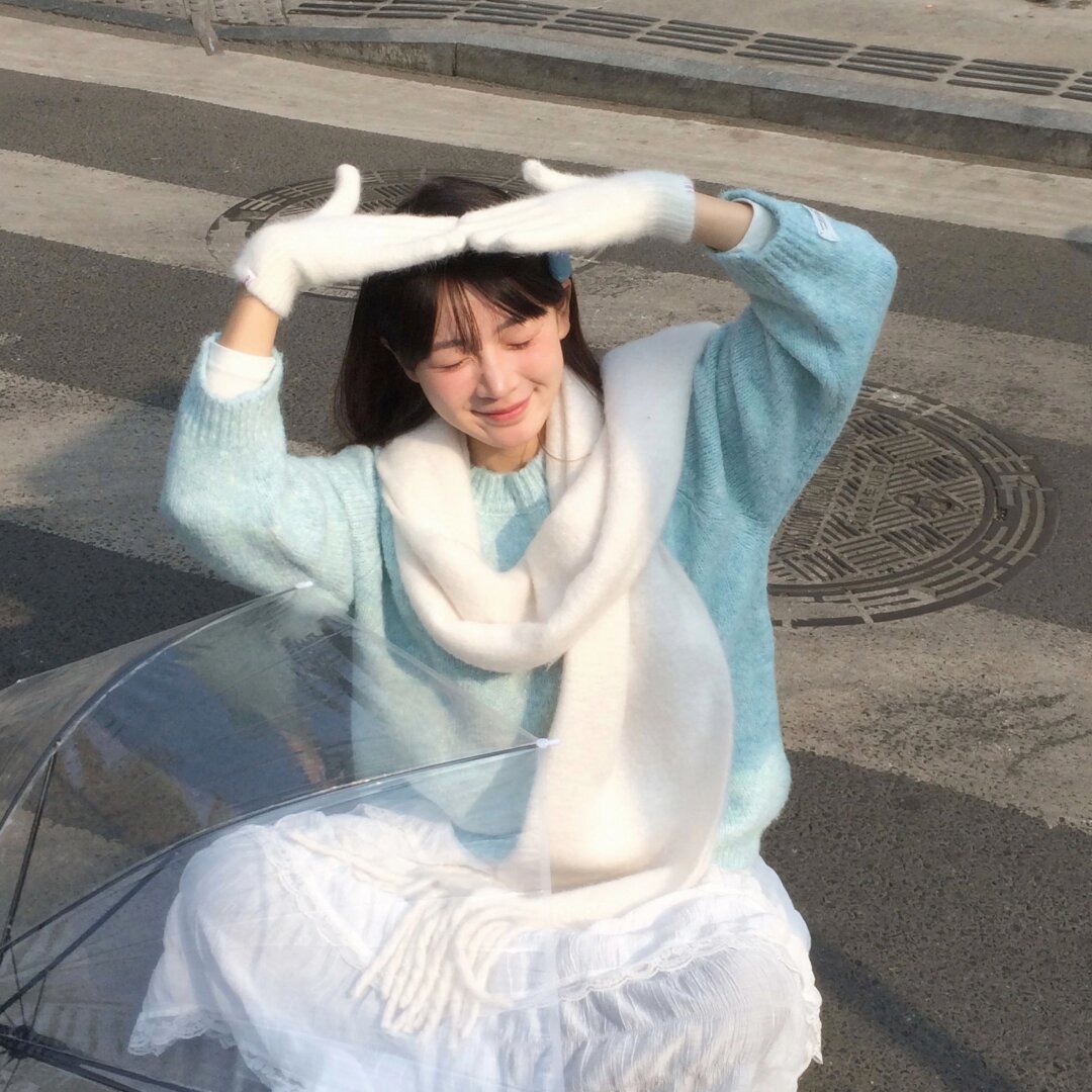 《某女网红直播时遭前男友闯门，镜头被砸》配图