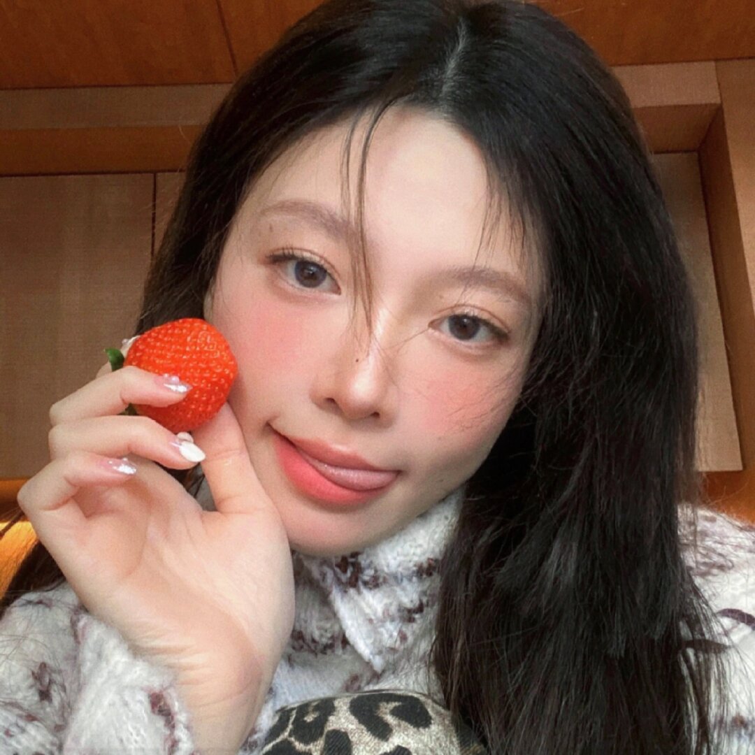 《某女网红晒私人飞机，被扒是拼单拍照》配图